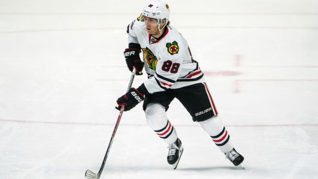 patrick-kane-seat-soldier-blackhawks-flight.jpg